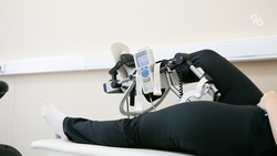 Глава Ставрополья поручил помочь женщине, сломавшей ногу из-за ямы на улице