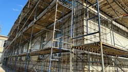 Несущие конструкции укрепляют в гимназии Кировского округа