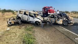 Два человека погибли в тройном ДТП с загоревшимися машинами на Ставрополье