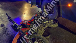 Пассажир мотоцикла травмировал голову после аварии с автобусом в Невинномысске