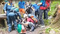 Спасатели эвакуировали туристку, травмировавшую ногу в горах Карачаево-Черкесии