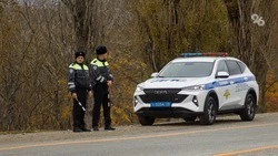 Полицейские на Ставрополье помогли женщине заменить лопнувшее колесо