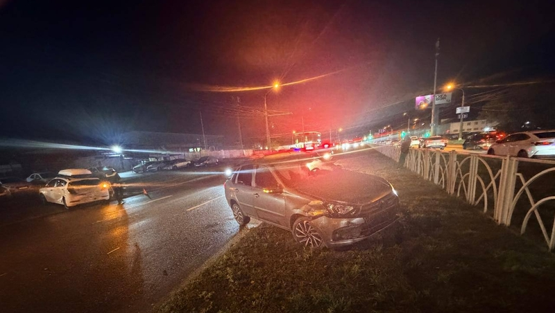 На проспекте Кулакова в Ставрополе в ДТП попали три автомобиля
