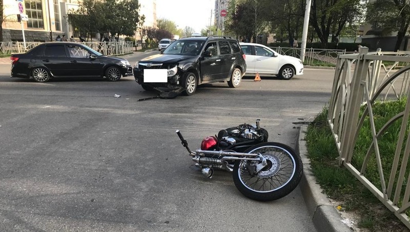 Иномарка столкнулась с мотоциклом в центре Ставрополя 