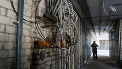 В строящейся школе на севере Ставрополя прокладывают кабели для интернета и пожарной сигнализации