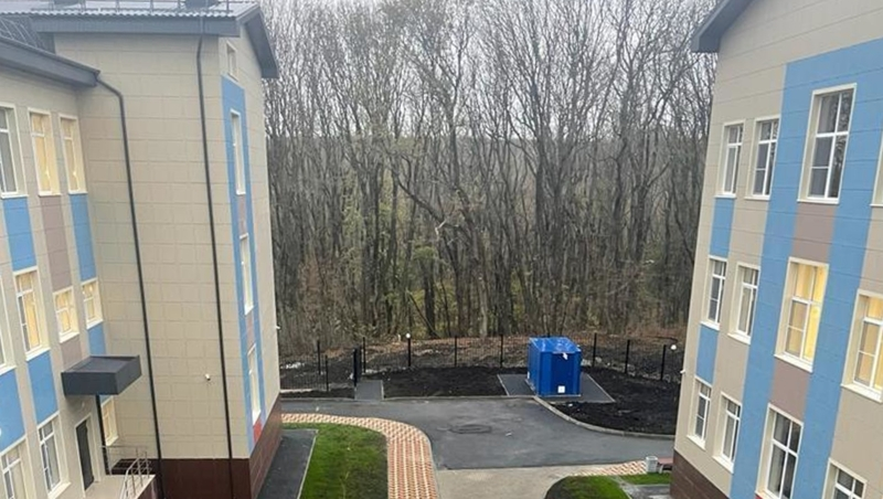 Стадион рядом с новой школой на 990 мест достроили в Ставрополе