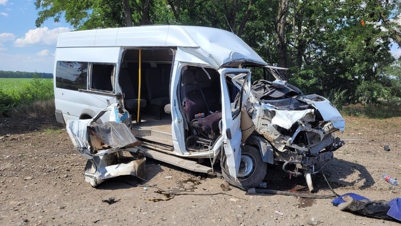 Грузовик и микроавтобус столкнулись на Ставрополье — один человек погиб