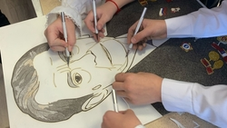 Фрески из песка с изображением героев сделали школьники Ставрополья