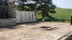 Памятник воинам в Кочубеевском округе ремонтируют по губернаторской программе
