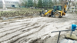 Площадь благоустраивают в Степновском округе по нацпроекту 