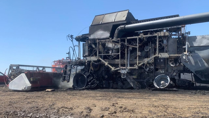 Загоревшийся в поле комбайн стал причиной крупного пожара в Грачёвском округе
