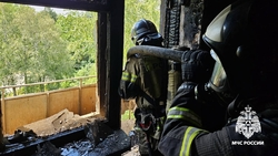 Пожарные потушили загоревшийся балкон пятиэтажки в Михайловске