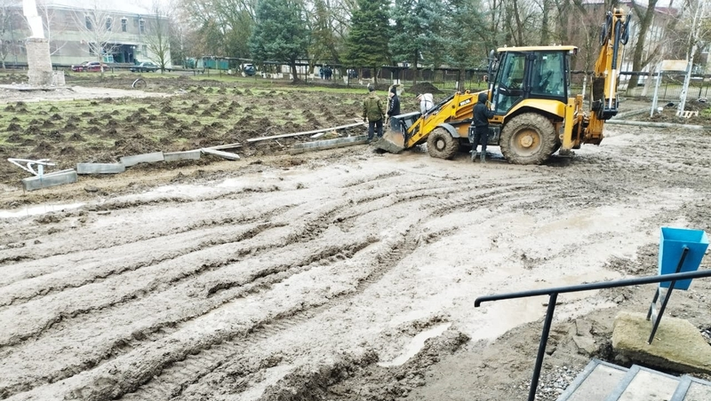 Площадь благоустраивают в Степновском округе по нацпроекту 