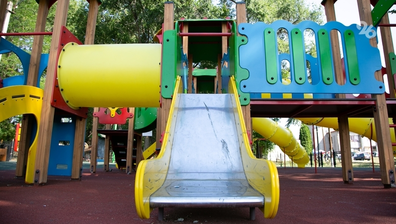 Детскую площадку с мягким покрытием оборудовали в посёлке Андроповского округа