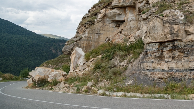 Подросток погиб при падении автомобиля в обрыв в Дагестане, трое пострадали