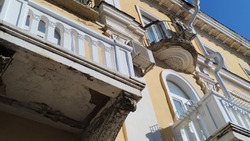 Отколовшийся кусок исторического здания в Ставрополе едва не прибил прохожего