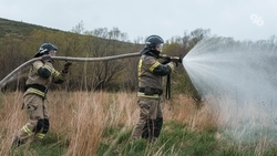 26 расчётов борются с тлеющими очагами на Машуке