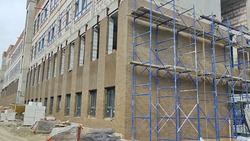 Рабочие облицовывают фасад в строящейся школе на улице Чапаева в Ставрополе