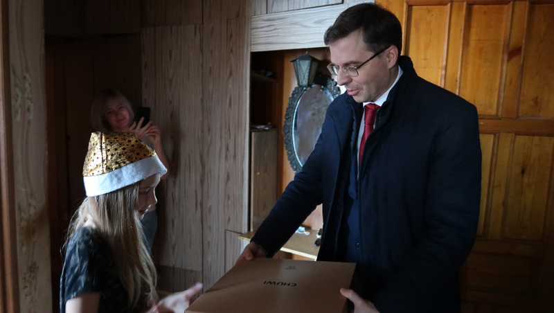 Глава минсельхоза Ставрополья исполнил новогоднее желание 12-летней школьницы