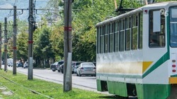 Пенсионерка упала и сломала плечо из-за резкого торможения трамвая в Пятигорске