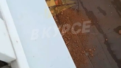 Крупный пласт кирпичной кладки обрушился с многоэтажки в Ставрополе