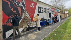 Почти 70-метровое патриотическое граффити обновили ко Дню Победы в Ставрополе