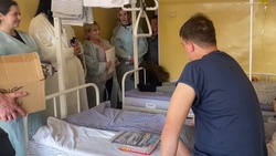 Волонтёры и глава Труновского округа навестили бойцов СВО в госпитале
