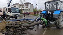 Трубу старого коллектора ремонтируют по улице Матросова в Невинномысске