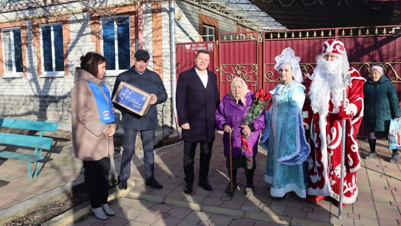 Трёх ветеранов ВОВ поздравил с наступающими праздниками глава Советского округа 