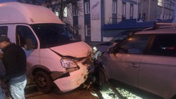 Пассажирку иномарки госпитализировали после ДТП с маршруткой в Минводах