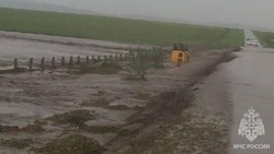 Спасатели эвакуировали 16 человек из смытой ливнем маршрутки в Северной Осетии 