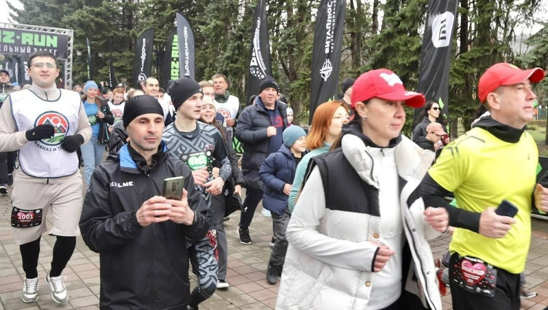 Более 500 человек со всей страны устроили забег в Пятигорске в пользу школы №14