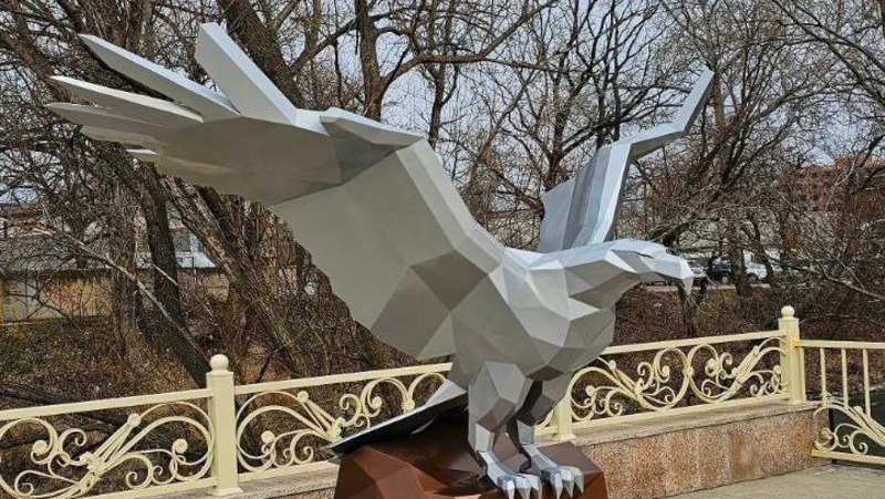 Скульптуру орла установили в новом парке Пятигорска