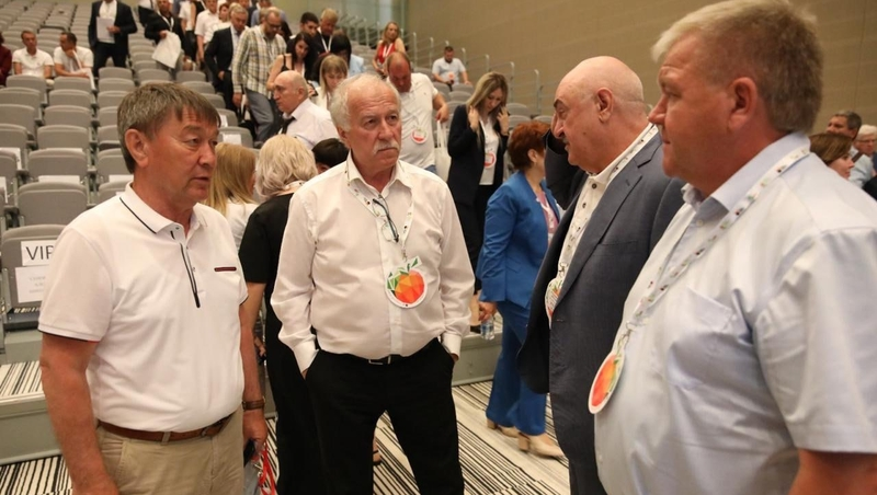 Председатель Думы Ставропольского края посетил выставку «PRO ЯБЛОКО-2024»