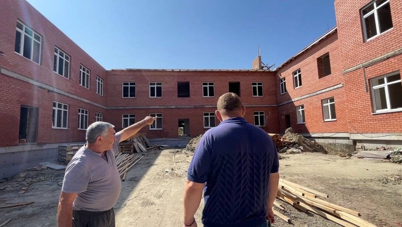 Партдесант «Единой России» проверил строительство сельского сада-школы в Предгорье
