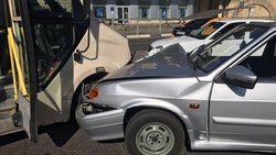 Легковушка столкнулась с маршруткой и загорелась в Кисловодске