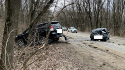 Житель Ставрополя пострадал при столкновении легковушки с внедорожником