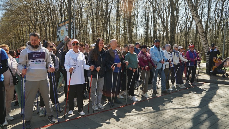 Ставропольцы прошли скандинавской ходьбой 10 тыс. «шагов к жизни» в парке Победы
