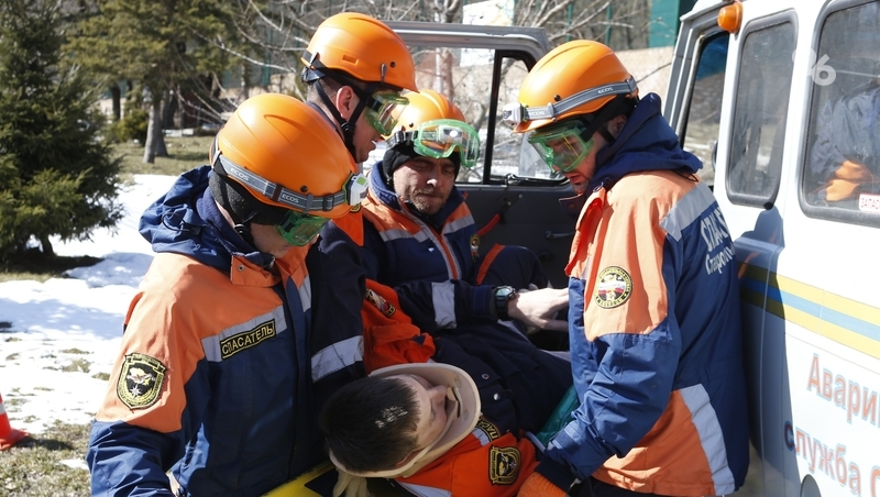 Два человека пострадали во время взрыва газа в многоэтажке в Махачкале