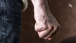 В Астрахани мужчина затолкал человека в багажник, угрожая расправой