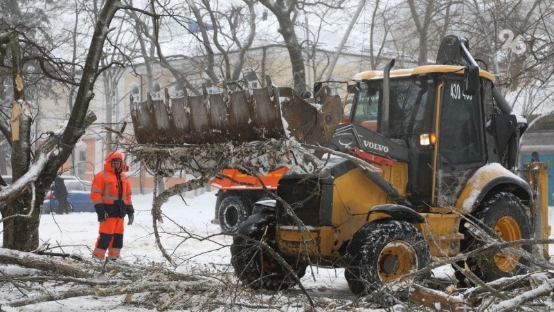 После сильного урагана в Ставрополе восстановили 215 электроподстанций и 19 фидеров