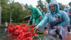 Участники фестиваля-конкурса «Солдатский конверт» возложили цветы к мемориалу «Вечная Слава»