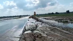 Вода с полей подтопила дорогу на границе Туркменского и Петровского округов