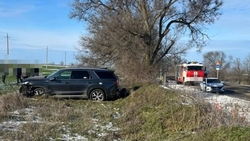 Иномарка не вписалась в T-образный перекрёсток и вылетела в поле на Ставрополье