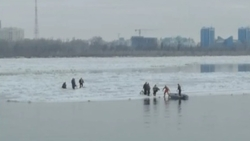 Спасатели сняли с оторвавшейся льдины семерых рыбаков в Астрахани