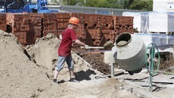Количество бригад рабочих, строящих школу на Чапаева в Ставрополе, увеличат