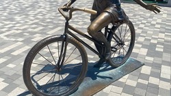 Вандалы повредили статую велосипедистки в Железноводске