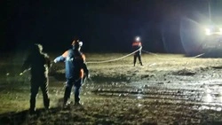 Спасатели вытащили из грязи автомобиль с двумя детьми на Ставрополье