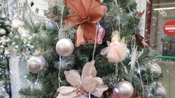 Более 70% россиян выбирают для украшения искусственную ель — опрос