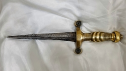 Таможенники Минвод нашли у авиапассажира кинжал 300-летней давности 